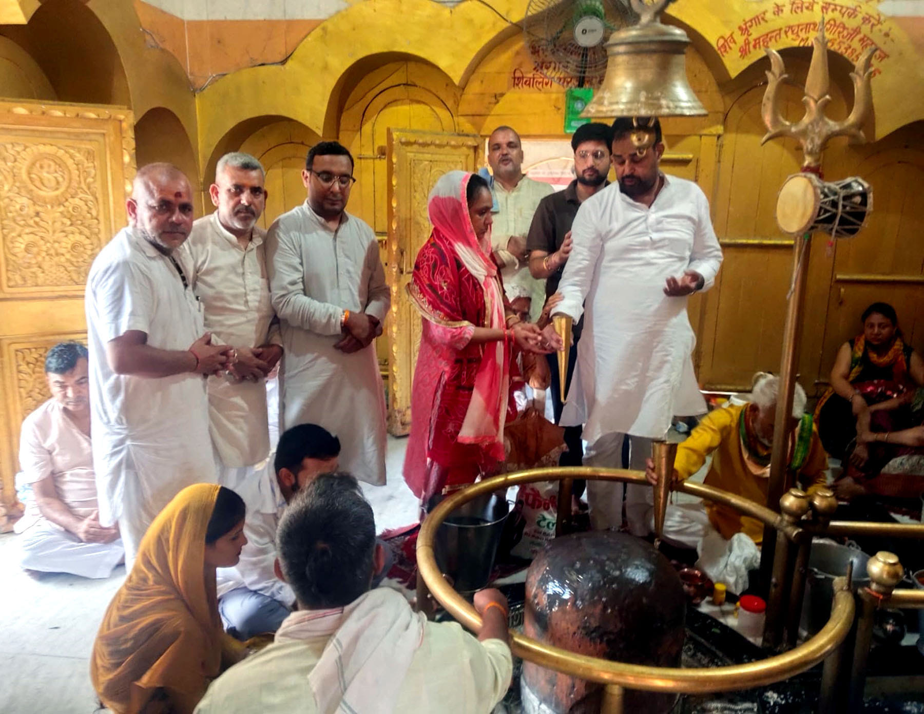 खडालवा शिव मंदिर में उमड़ी श्रद्धालुओं की भीड़ । संवाद खडालवा शिव मंदिर में उमड़ी श्रद्धालुओं की भीड़ । संवाद