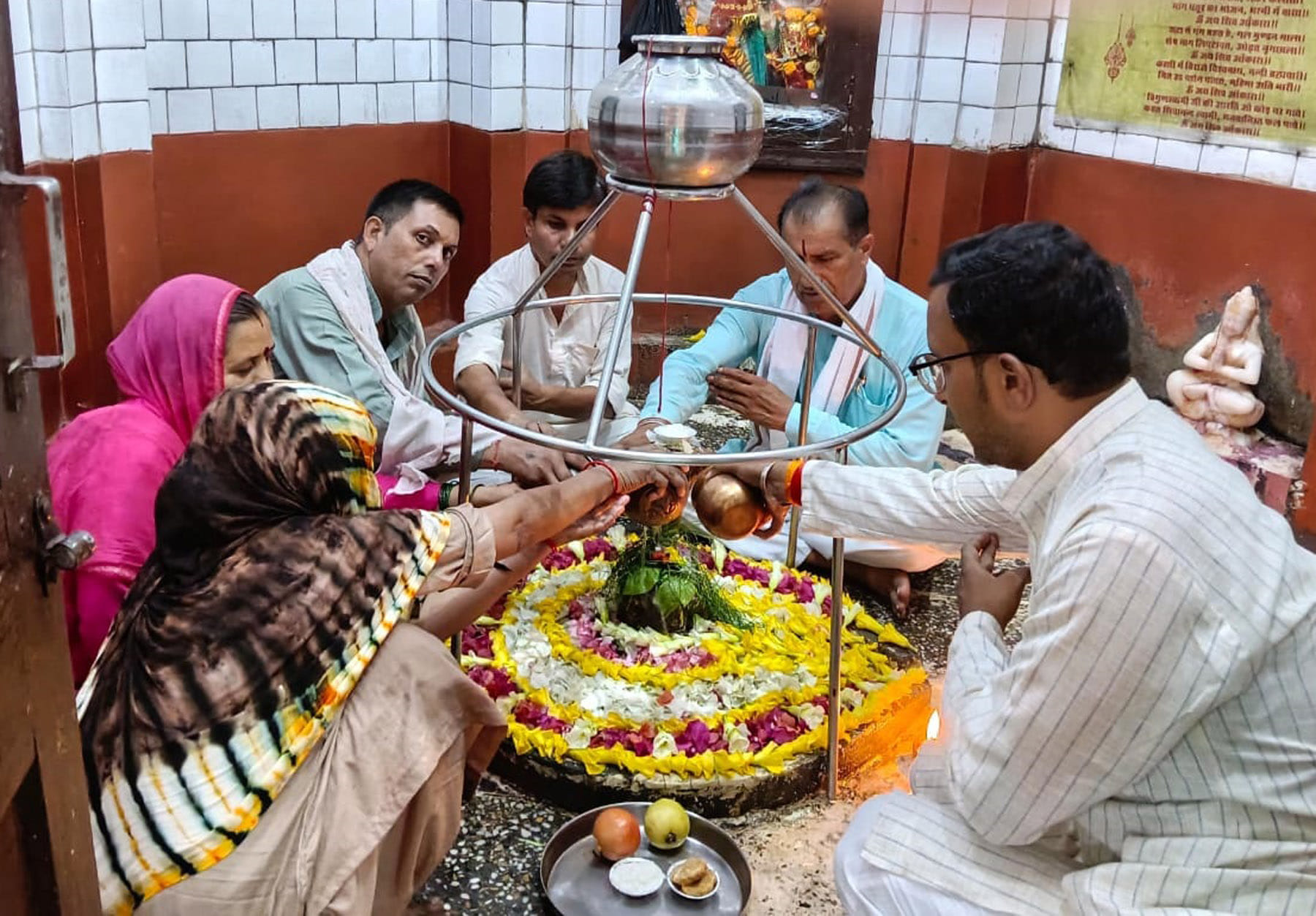 खडालवा शिव मंदिर में उमड़ी श्रद्धालुओं की भीड़ । संवाद खडालवा शिव मंदिर में उमड़ी श्रद्धालुओं की भीड़ । संवाद