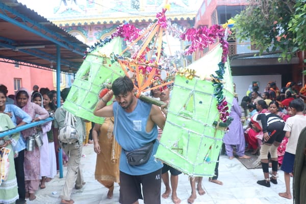 महाकाल के स्वरूप को लेकर मंदिर पहुंची किशोरी। संवाद महाकाल के स्वरूप को लेकर मंदिर पहुंची किशोरी। संवाद