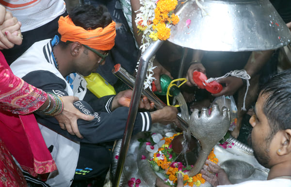 महाकाल के स्वरूप को लेकर मंदिर पहुंची किशोरी। संवाद महाकाल के स्वरूप को लेकर मंदिर पहुंची किशोरी। संवाद