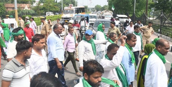 मनकामेश्वर मंदिर परिसर से झूलेलाल घाट तक मार्च निकालकर प्रदर्शन करते समर्थक व किसान मोर्चा के स