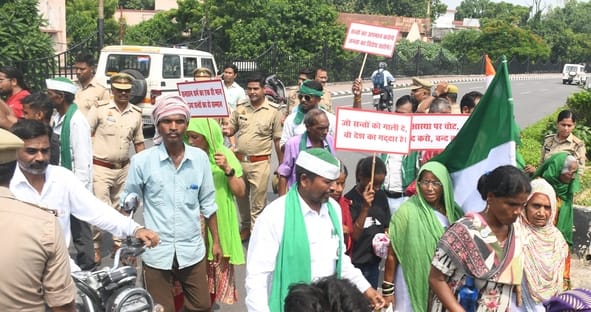 मनकामेश्वर मंदिर परिसर से झूलेलाल घाट तक मार्च निकालकर प्रदर्शन करते समर्थक व किसान मोर्चा के स
