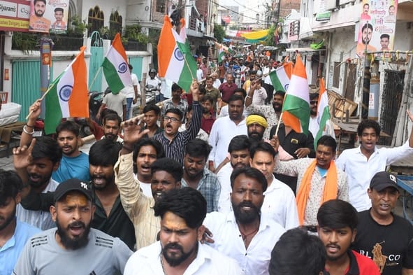 मनकामेश्वर मंदिर परिसर से झूलेलाल घाट तक मार्च निकालकर प्रदर्शन करते समर्थक व किसान मोर्चा के स