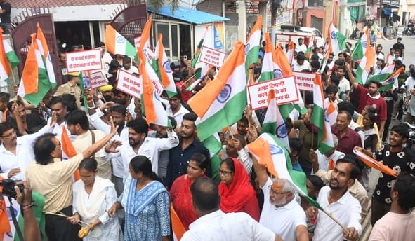 मनकामेश्वर मंदिर परिसर से झूलेलाल घाट तक मार्च निकालकर प्रदर्शन करते समर्थक व किसान मोर्चा के स