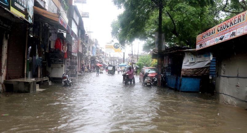 मेरठ पौड़ी हाईवे पर बिजनौर में आदर्श नगर के सामने हुए जलभराव से निकलते वाहन। संवाद मेरठ पौड़ी हाईवे पर बिजनौर में आदर्श नगर के सामने हुए जलभराव से निकलते वाहन। संवाद