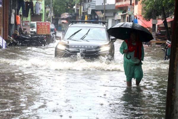 मेरठ पौड़ी हाईवे पर बिजनौर में आदर्श नगर के सामने हुए जलभराव से निकलते वाहन। संवाद मेरठ पौड़ी हाईवे पर बिजनौर में आदर्श नगर के सामने हुए जलभराव से निकलते वाहन। संवाद