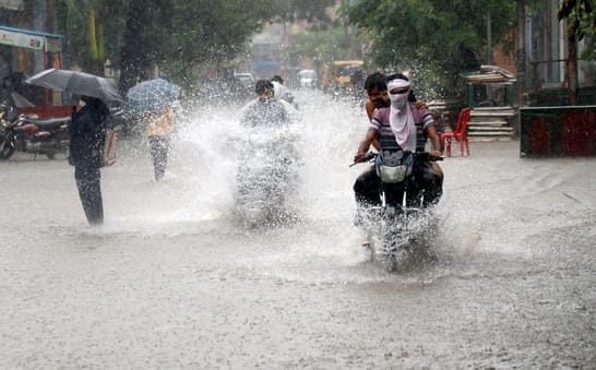 मेरठ पौड़ी हाईवे पर बिजनौर में आदर्श नगर के सामने हुए जलभराव से निकलते वाहन। संवाद मेरठ पौड़ी हाईवे पर बिजनौर में आदर्श नगर के सामने हुए जलभराव से निकलते वाहन। संवाद