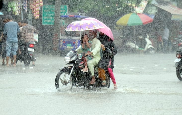 मेरठ पौड़ी हाईवे पर बिजनौर में आदर्श नगर के सामने हुए जलभराव से निकलते वाहन। संवाद मेरठ पौड़ी हाईवे पर बिजनौर में आदर्श नगर के सामने हुए जलभराव से निकलते वाहन। संवाद