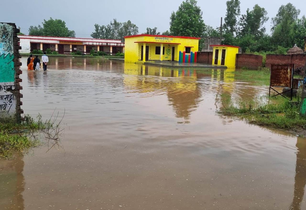 मेरठ पौड़ी हाईवे पर बिजनौर में आदर्श नगर के सामने हुए जलभराव से निकलते वाहन। संवाद मेरठ पौड़ी हाईवे पर बिजनौर में आदर्श नगर के सामने हुए जलभराव से निकलते वाहन। संवाद