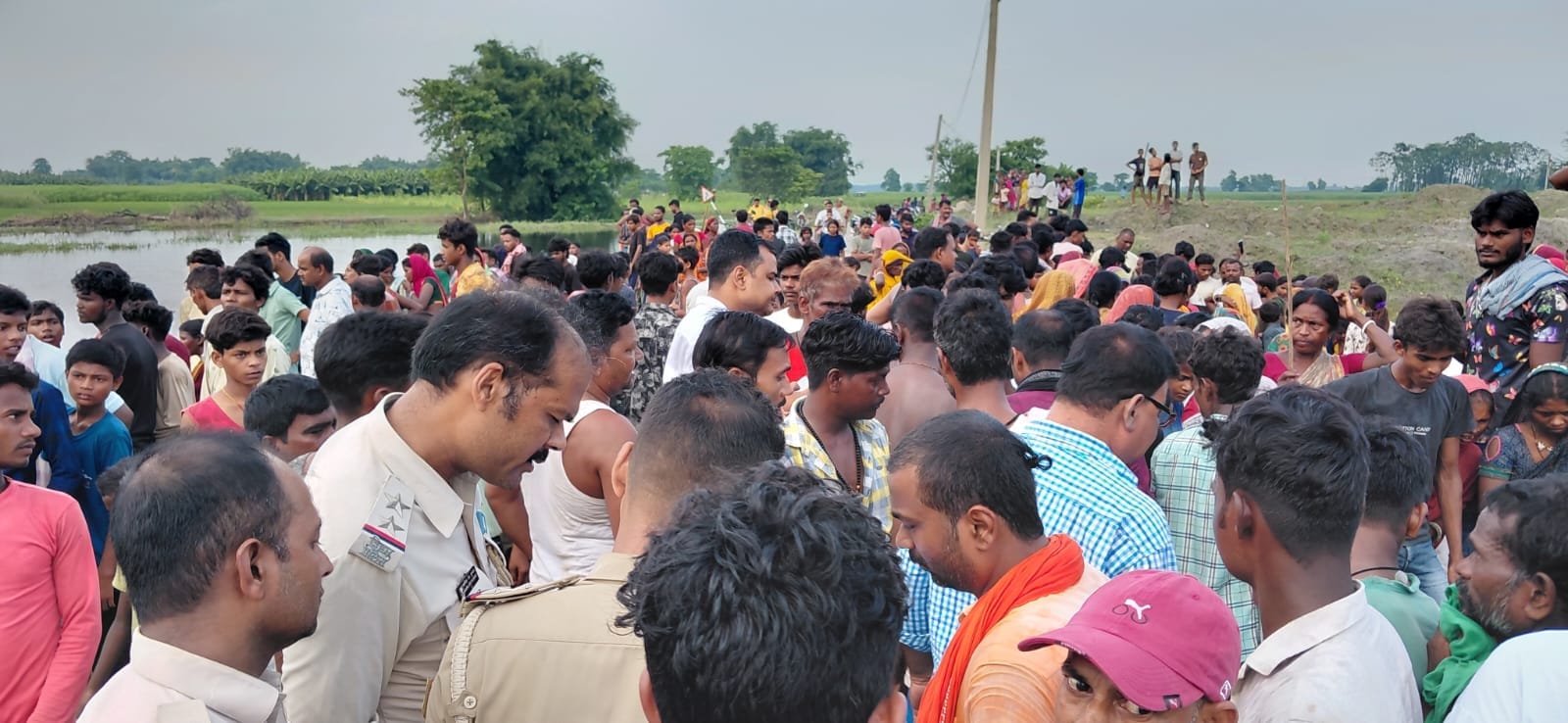 मौत के बाद जुटी लोगों की भीड़ मौत के बाद जुटी लोगों की भीड़