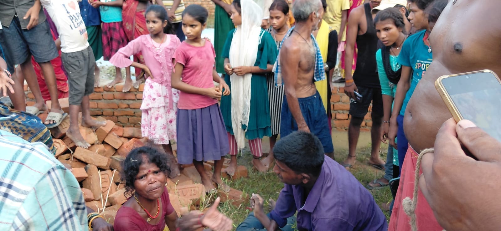 मौत के बाद जुटी लोगों की भीड़ मौत के बाद जुटी लोगों की भीड़