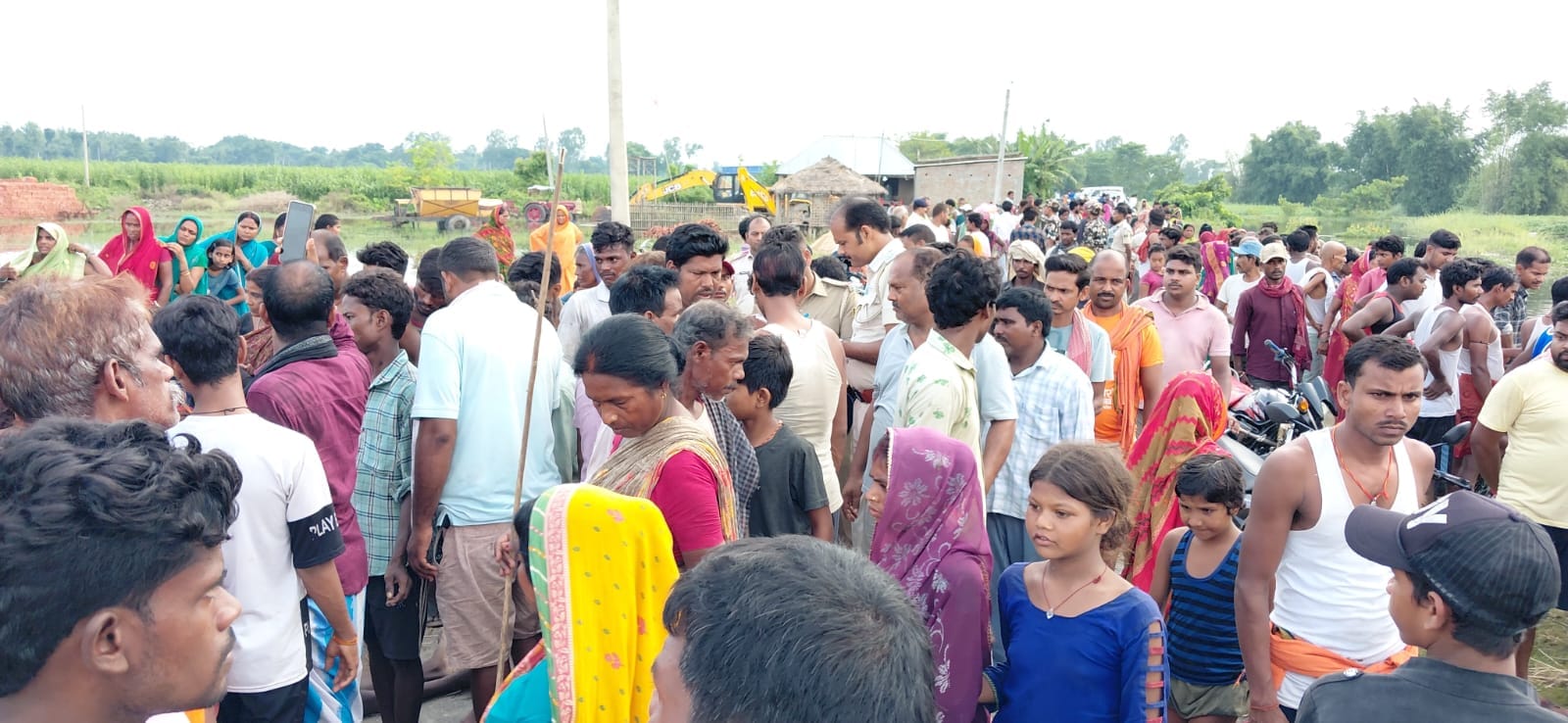 मौत के बाद जुटी लोगों की भीड़ मौत के बाद जुटी लोगों की भीड़