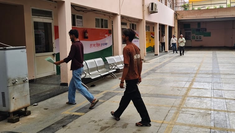 नगर परिषद में काम कराने आया व्यक्ति बंद आफिस में झांकते हुए। संवाद नगर परिषद में काम कराने आया व्यक्ति बंद आफिस में झांकते हुए। संवाद