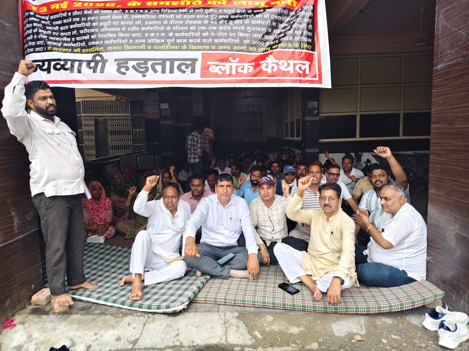 नगर परिषद में काम कराने आया व्यक्ति बंद आफिस में झांकते हुए। संवाद नगर परिषद में काम कराने आया व्यक्ति बंद आफिस में झांकते हुए। संवाद