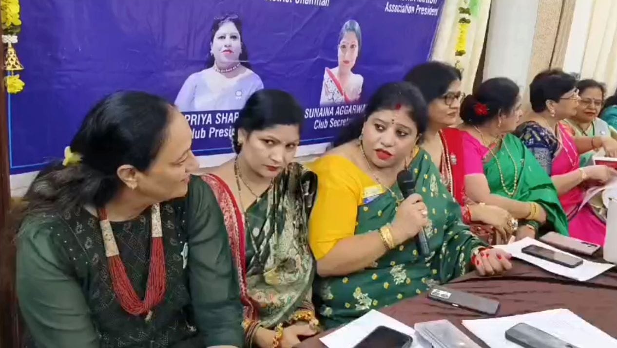 नाहन में हरियाली जीत कार्यक्रम के दौरान सांस्कृतिक प्रस्तुति देती महिलाएं। संवाद