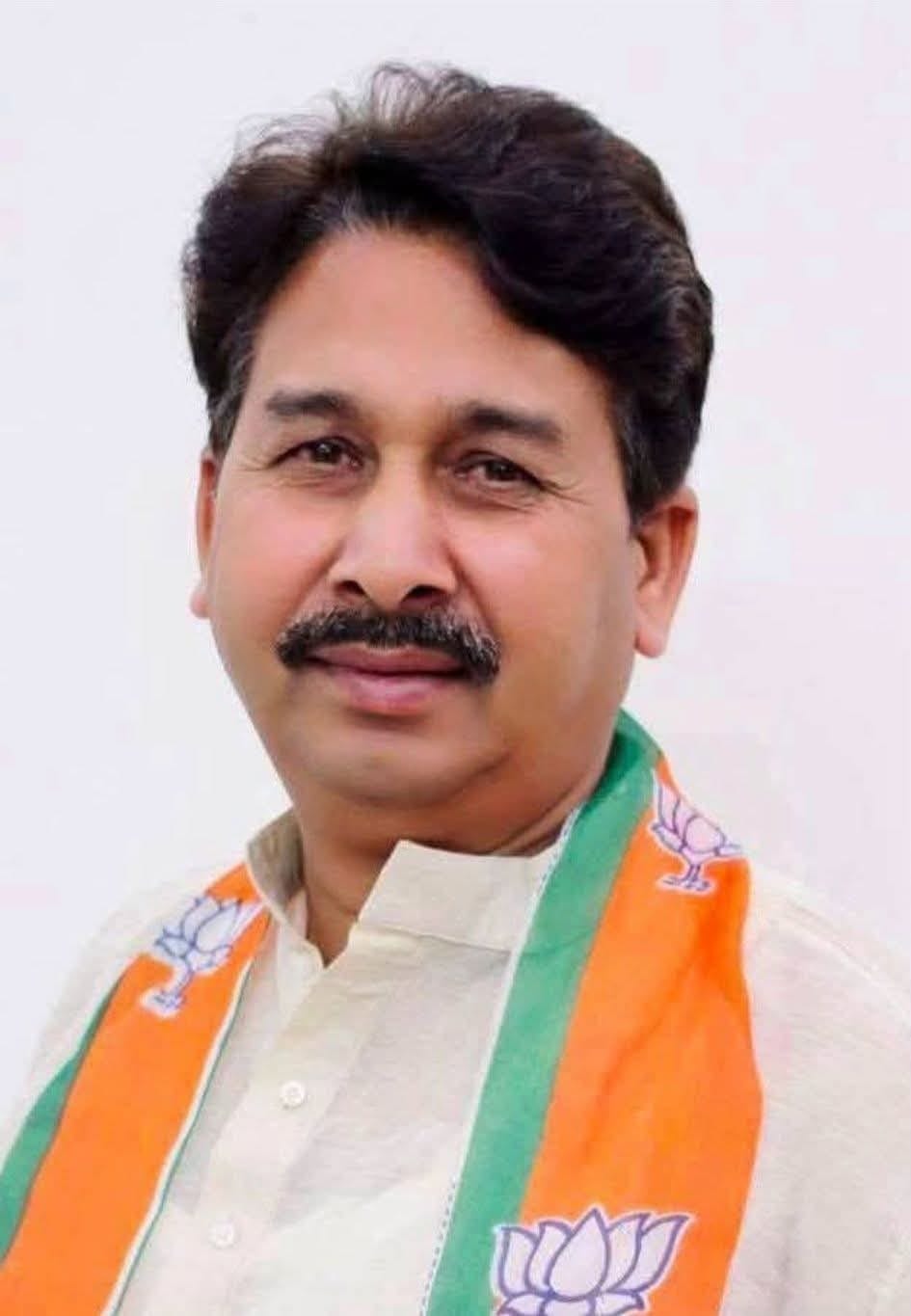 नई दिल्ली स्थित अस्पताल में वीरेंद्र यादव के बेटे अजय प्रताप को ढांढस बांधते भाजपा नेता कौशल मि नई दिल्ली स्थित अस्पताल में वीरेंद्र यादव के बेटे अजय प्रताप को ढांढस बांधते भाजपा नेता कौशल मि
