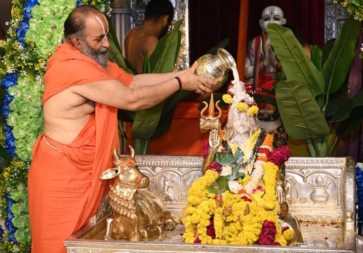 ओल्ड फरीदाबाद राष्ट्रीय राजमार्ग से डाक कांवड लेकर जाते कांवड़िया। फोटो जोगेंद्र शर्मा