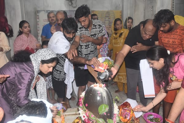 ओल्ड फरीदाबाद राष्ट्रीय राजमार्ग से डाक कांवड लेकर जाते कांवड़िया। फोटो जोगेंद्र शर्मा