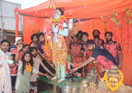 ओल्ड फरीदाबाद राष्ट्रीय राजमार्ग से डाक कांवड लेकर जाते कांवड़िया। फोटो जोगेंद्र शर्मा