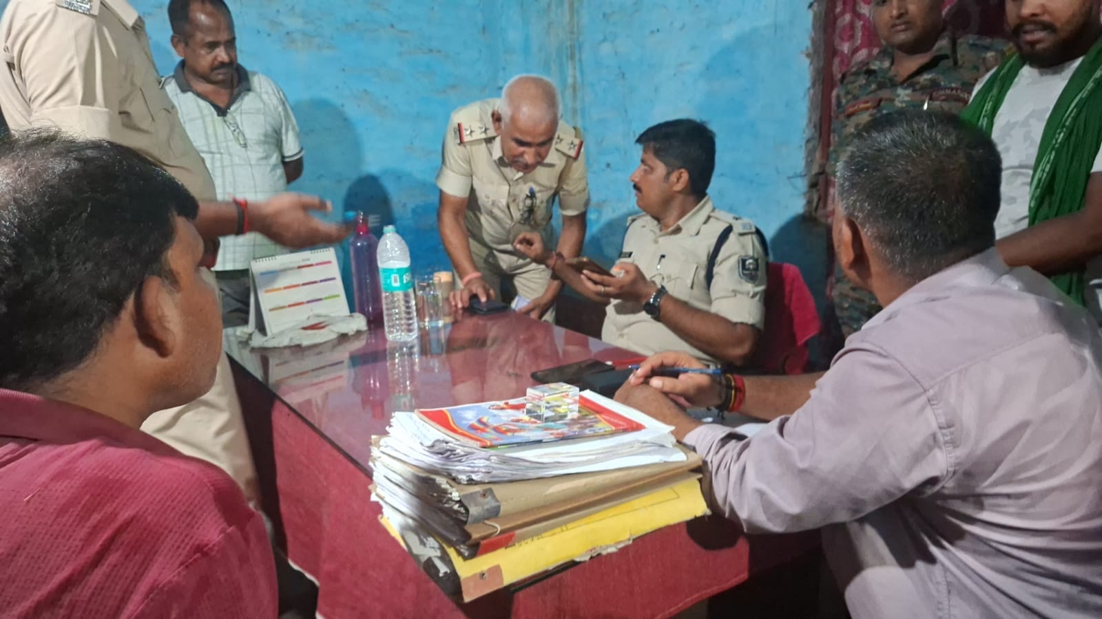 पुलिस सभी लोगों  से पूछताछ कर रही है