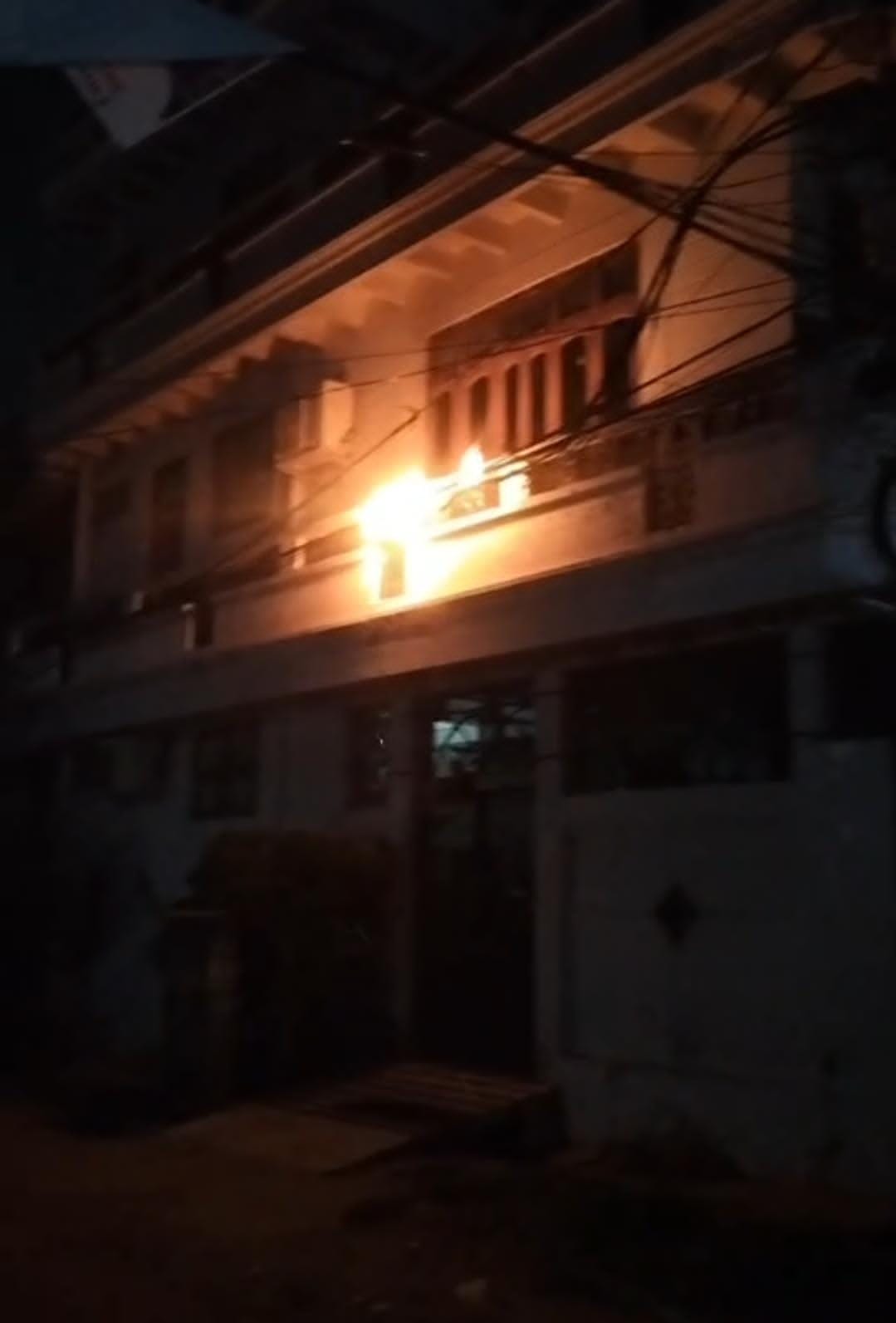 राजाजीपुरम ट्रांसफार्मर के केबल में शॉर्ट सर्किट से लगी आग। मोहन रोड की बिजली आपूर्ति ठप होने प राजाजीपुरम ट्रांसफार्मर के केबल में शॉर्ट सर्किट से लगी आग। मोहन रोड की बिजली आपूर्ति ठप होने प