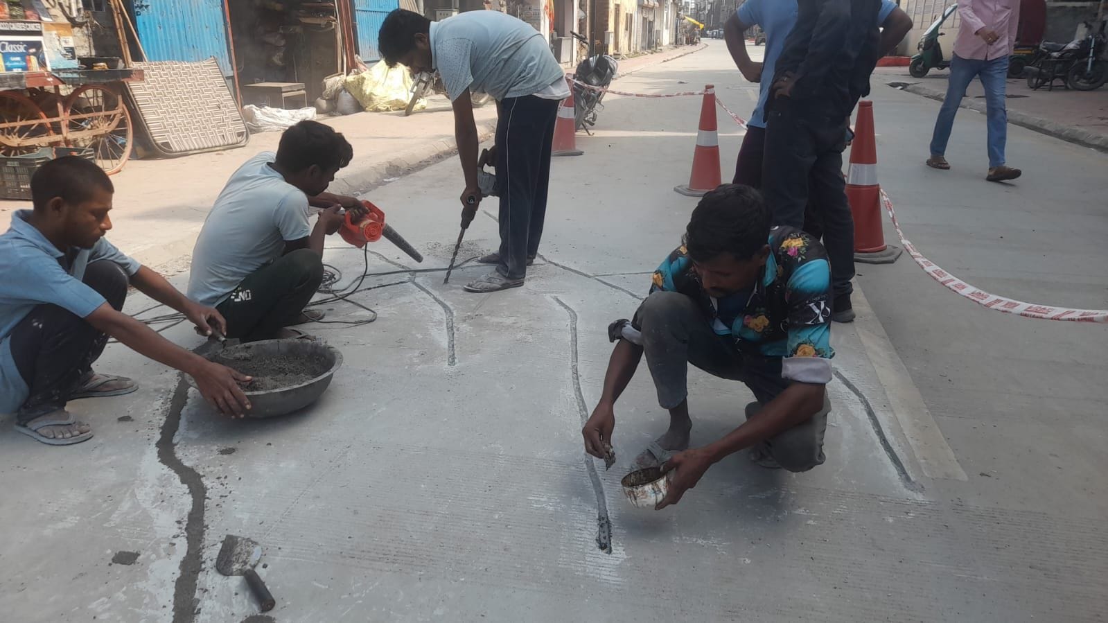 सीएम ग्रिड रोड पर हो रहे पैचिंग कार्य का निरीक्षण करतीं महापौर अर्चना वर्मा। स्रोत: नगर निगम