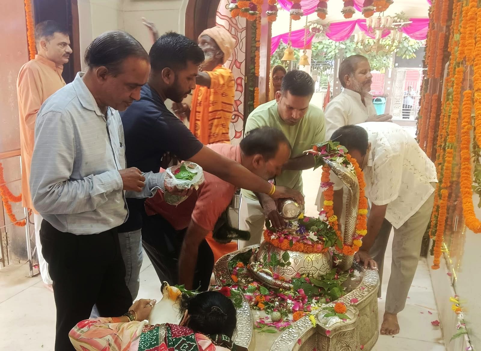 सावन की शिवरात्रि पर श्री रुद्र बालाजी धाम पर कार्यक्रम में शामिल महिलाएं। स्रोत: आयोजक