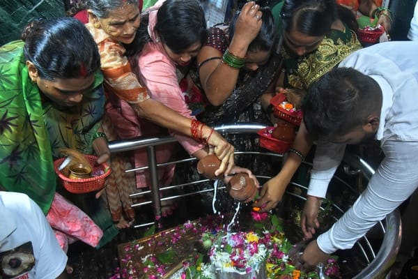सावन के दूसरे बुधवार को  बुद्धेश्वर महादेव मंदिर में उमड़ी भीड़। 