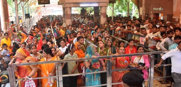 सावन के दूसरे बुधवार को  बुद्धेश्वर महादेव मंदिर में उमड़ी भीड़। 