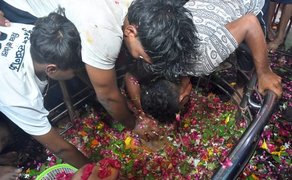 सावन के दूसरे बुधवार को  बुद्धेश्वर महादेव मंदिर में उमड़ी भीड़। 