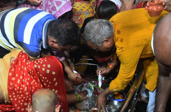 सावन के दूसरे बुधवार को  बुद्धेश्वर महादेव मंदिर में उमड़ी भीड़। 