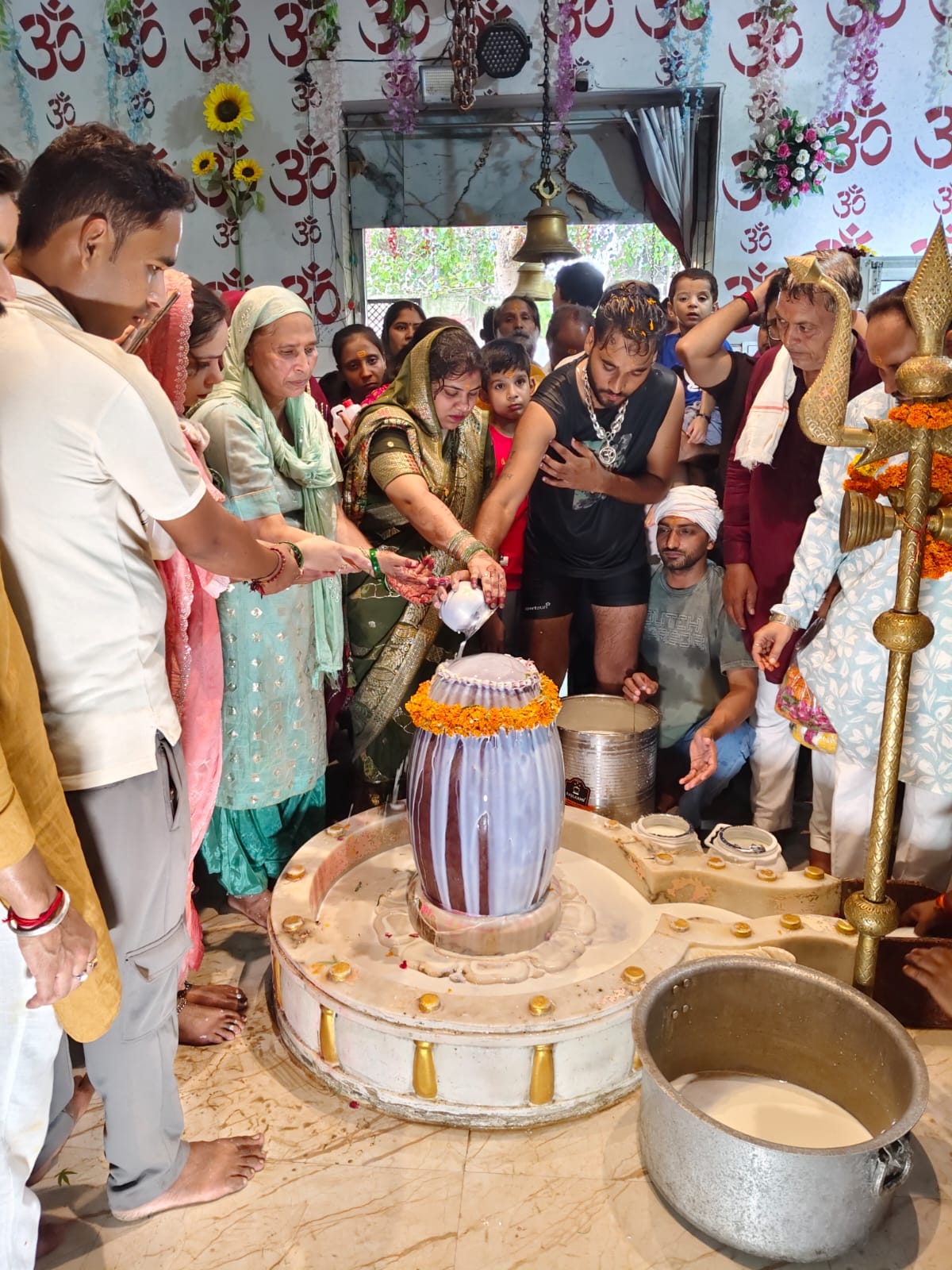 शहर के घंटेश्वर मंदिर में भोले बाबा के जलाभिषेक के लिए उमड़ी श्रद्धालुओं की भीड़। संवाद शहर के घंटेश्वर मंदिर में भोले बाबा के जलाभिषेक के लिए उमड़ी श्रद्धालुओं की भीड़। संवाद
