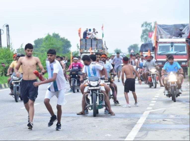 शहर के तहसील के पास से जाते डाक कांवड़िया। संवाद