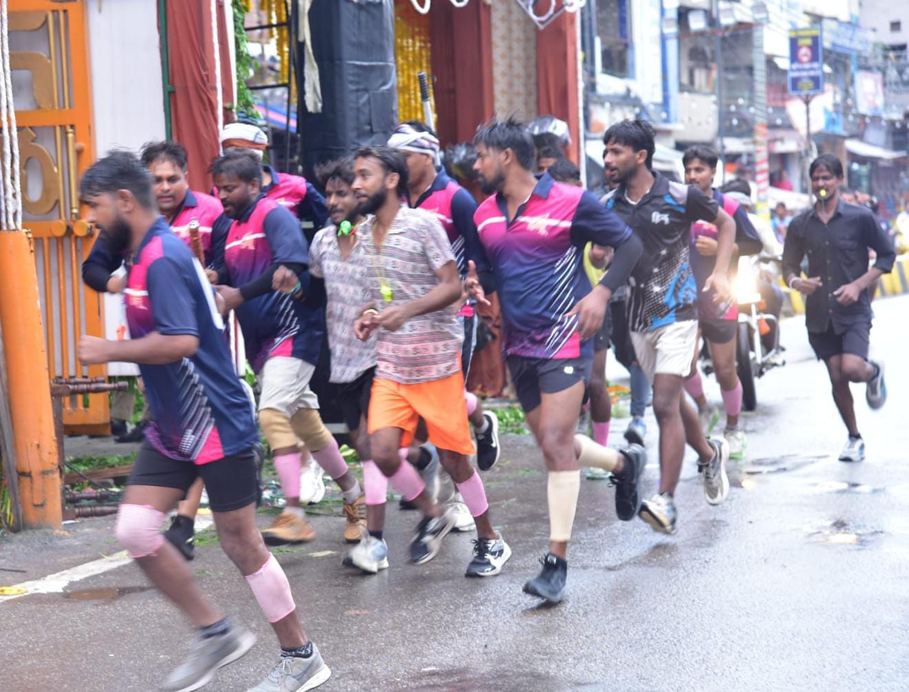 शहर के तहसील के पास से जाते डाक कांवड़िया। संवाद