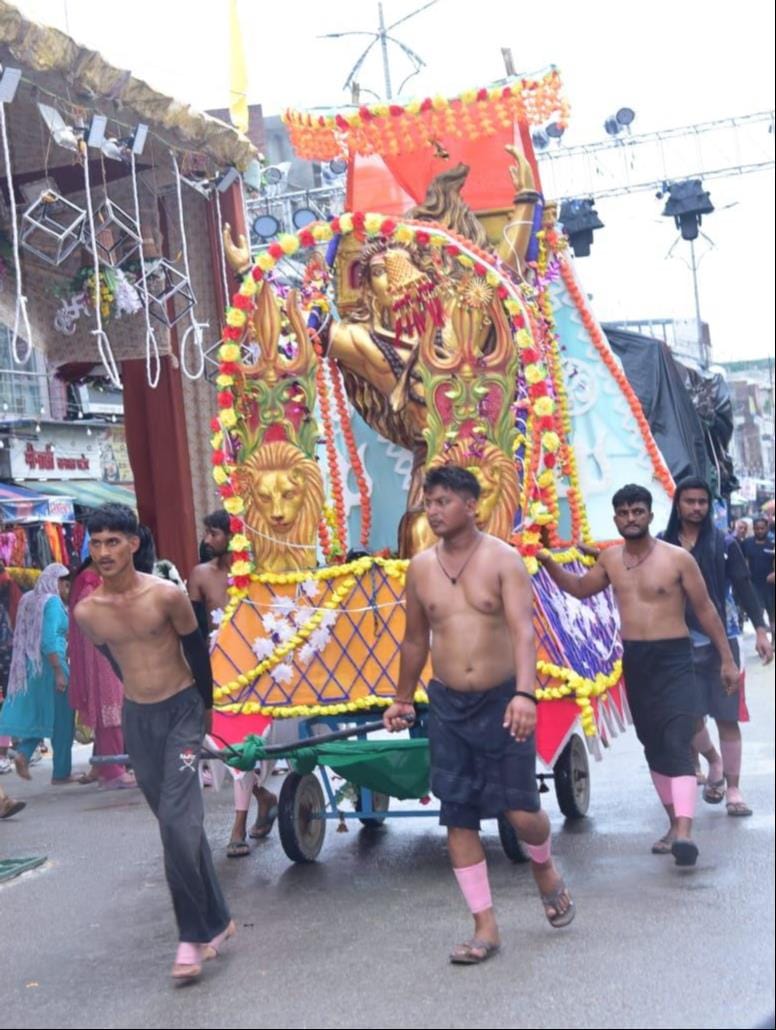 शामली के शिव चौक के पास से जाते शिवभक्त। संवाद शामली के शिव चौक के पास से जाते शिवभक्त। संवाद