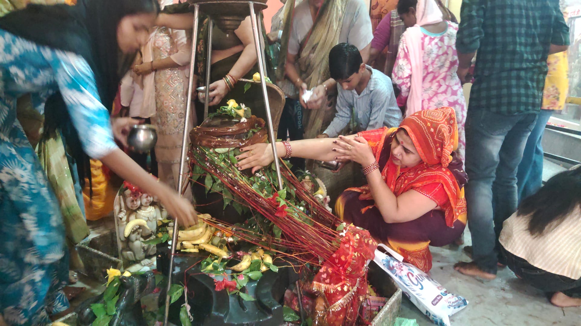 श्री सनातन धर्म मंदिर मॉडल टाउन में जलाभिषेक करते श्रद्धालु। संवाद