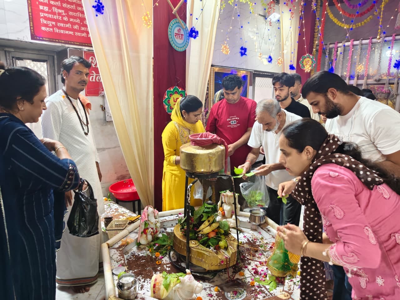 श्री सनातन धर्म मंदिर मॉडल टाउन में जलाभिषेक करते श्रद्धालु। संवाद