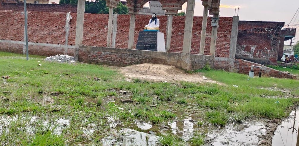 भदोही नगर के इंद्रमिल तिराहे पर बदहाल गांधी चौक। संवाद