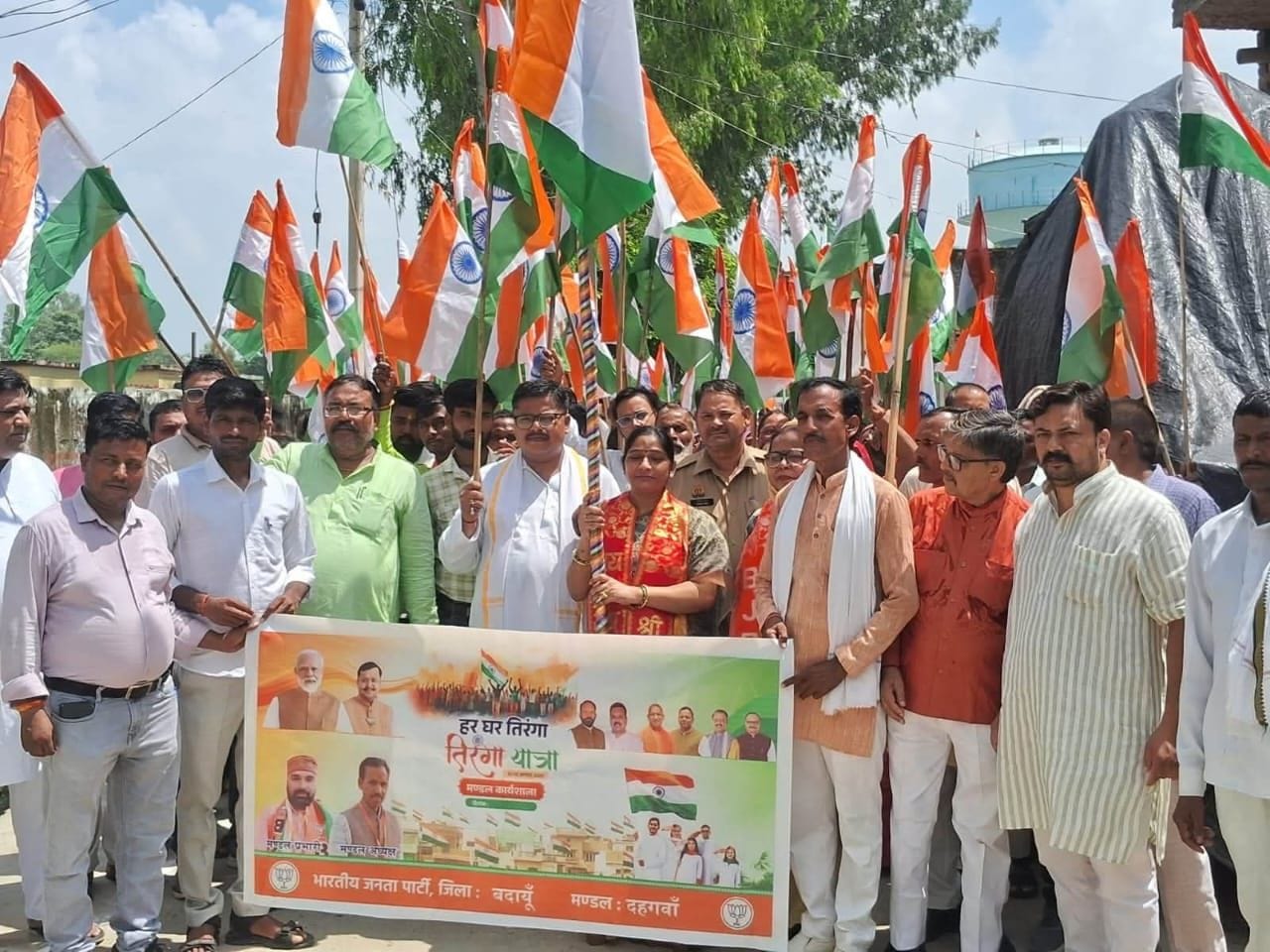 बिल्सी के रिसौली गांव में तिरंगा यात्रा निकालते लोग। संवाद बिल्सी के रिसौली गांव में तिरंगा यात्रा निकालते लोग। संवाद