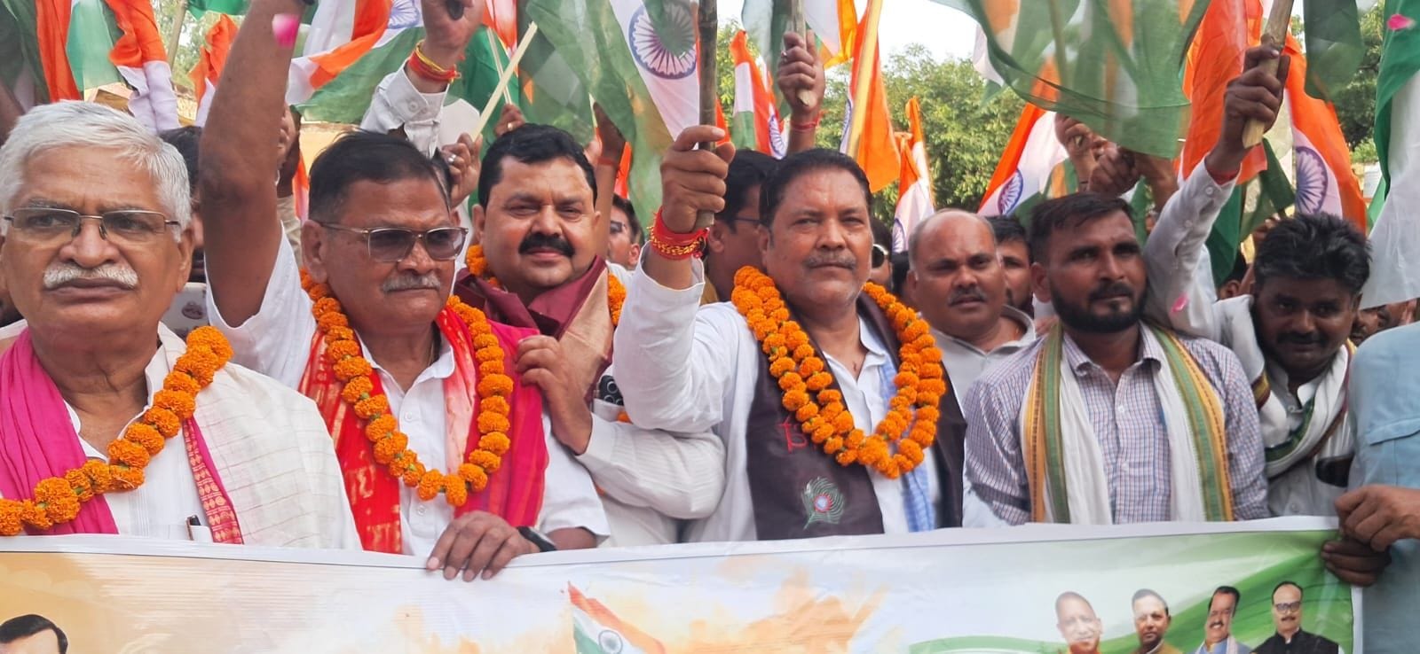 बिल्सी के रिसौली गांव में तिरंगा यात्रा निकालते लोग। संवाद बिल्सी के रिसौली गांव में तिरंगा यात्रा निकालते लोग। संवाद