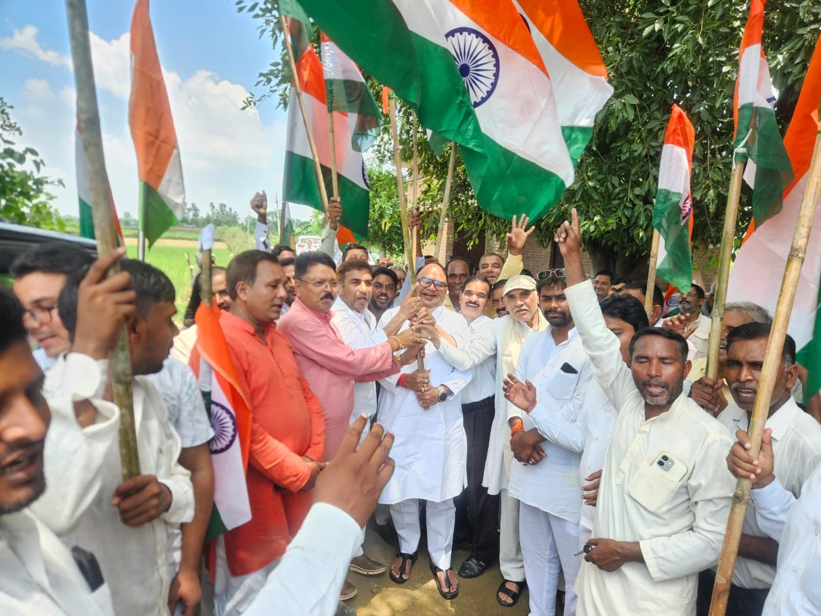 बिल्सी के रिसौली गांव में तिरंगा यात्रा निकालते लोग। संवाद बिल्सी के रिसौली गांव में तिरंगा यात्रा निकालते लोग। संवाद