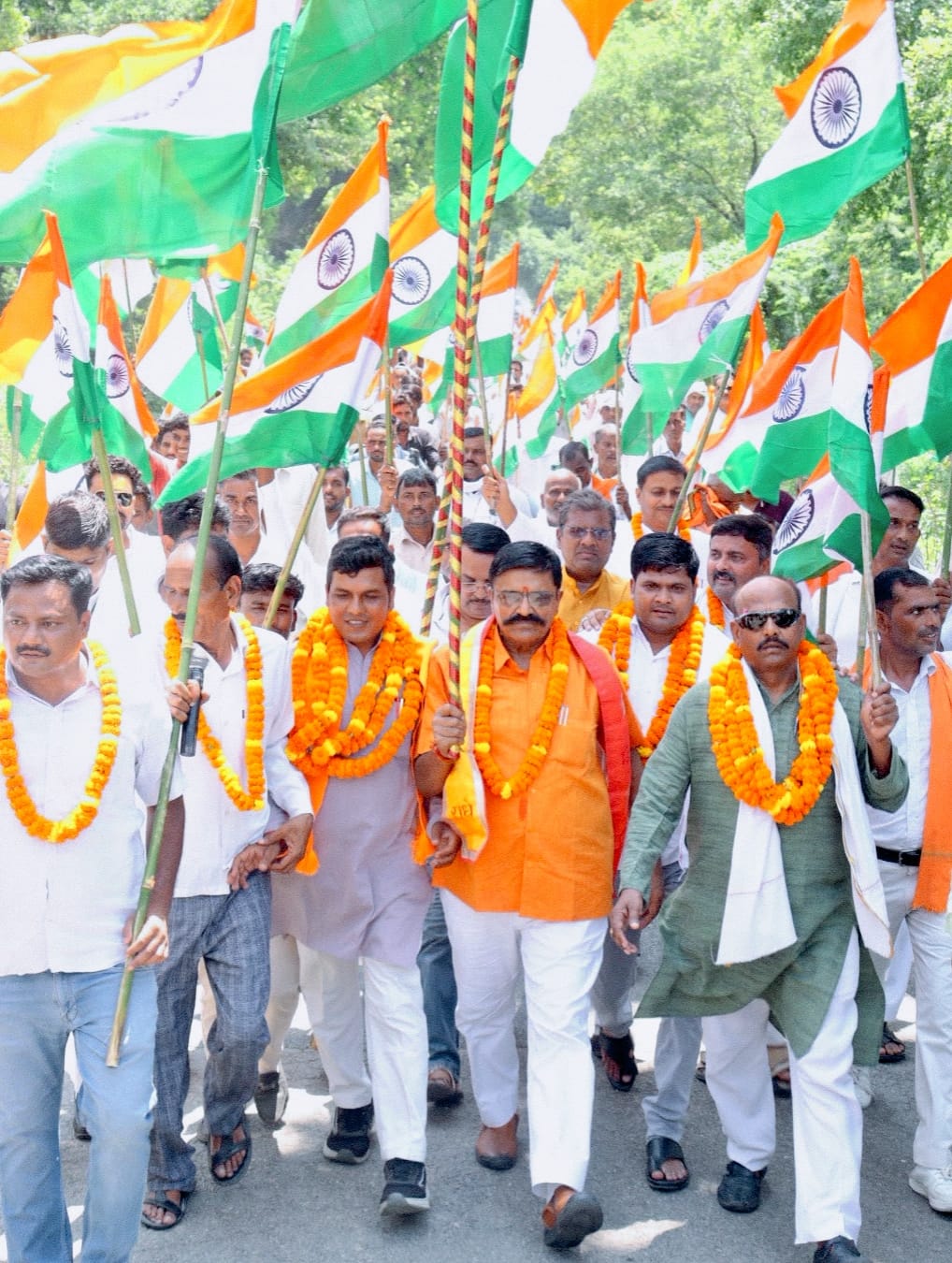 बिल्सी के रिसौली गांव में तिरंगा यात्रा निकालते लोग। संवाद बिल्सी के रिसौली गांव में तिरंगा यात्रा निकालते लोग। संवाद