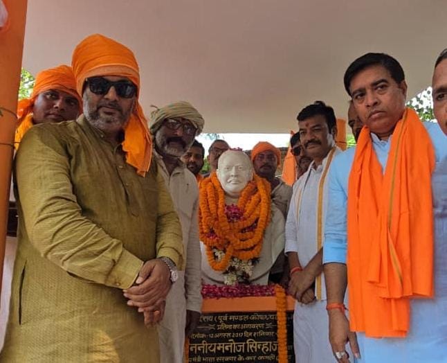 बैरिया कस्बा में तिरंगा यात्रा निकालते सीबी मिश्र साथ में अन्य।संवाद बैरिया कस्बा में तिरंगा यात्रा निकालते सीबी मिश्र साथ में अन्य।संवाद