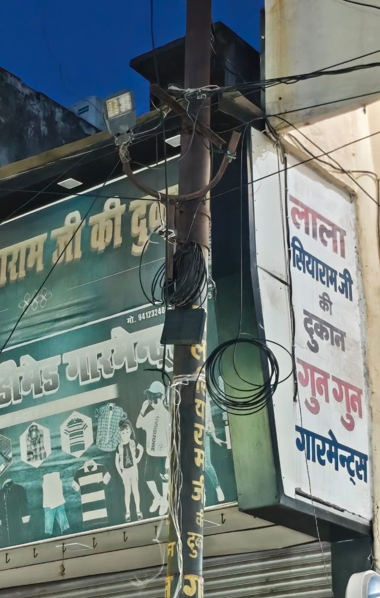 बड़ा बाजार में बंद पड़ी लाइट। संवाद बड़ा बाजार में बंद पड़ी लाइट। संवाद