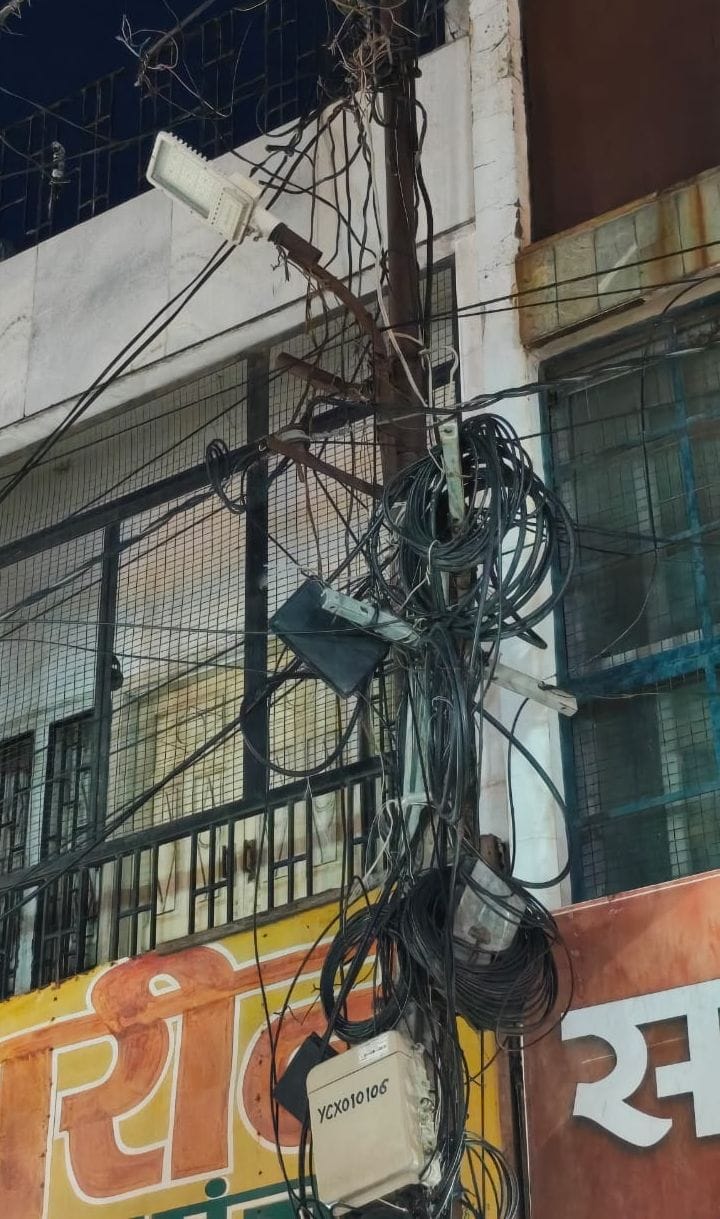 बड़ा बाजार में बंद पड़ी लाइट। संवाद बड़ा बाजार में बंद पड़ी लाइट। संवाद
