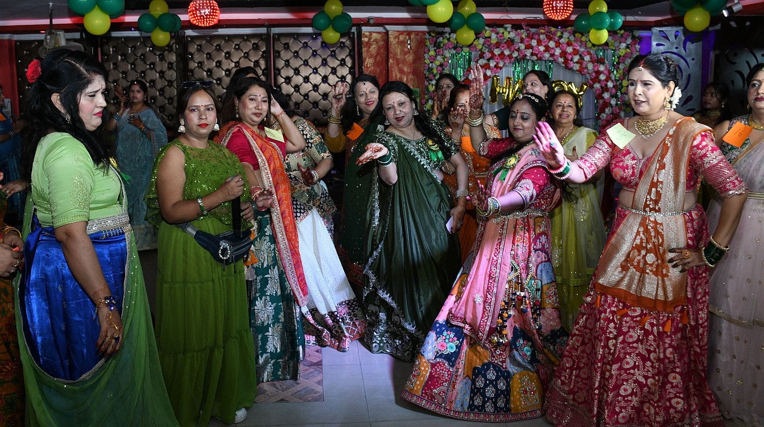 चिनहट के गेस्ट हाउस में हुए तीज उत्सव में शामिल महिलाएं। चिनहट के गेस्ट हाउस में हुए तीज उत्सव में शामिल महिलाएं।