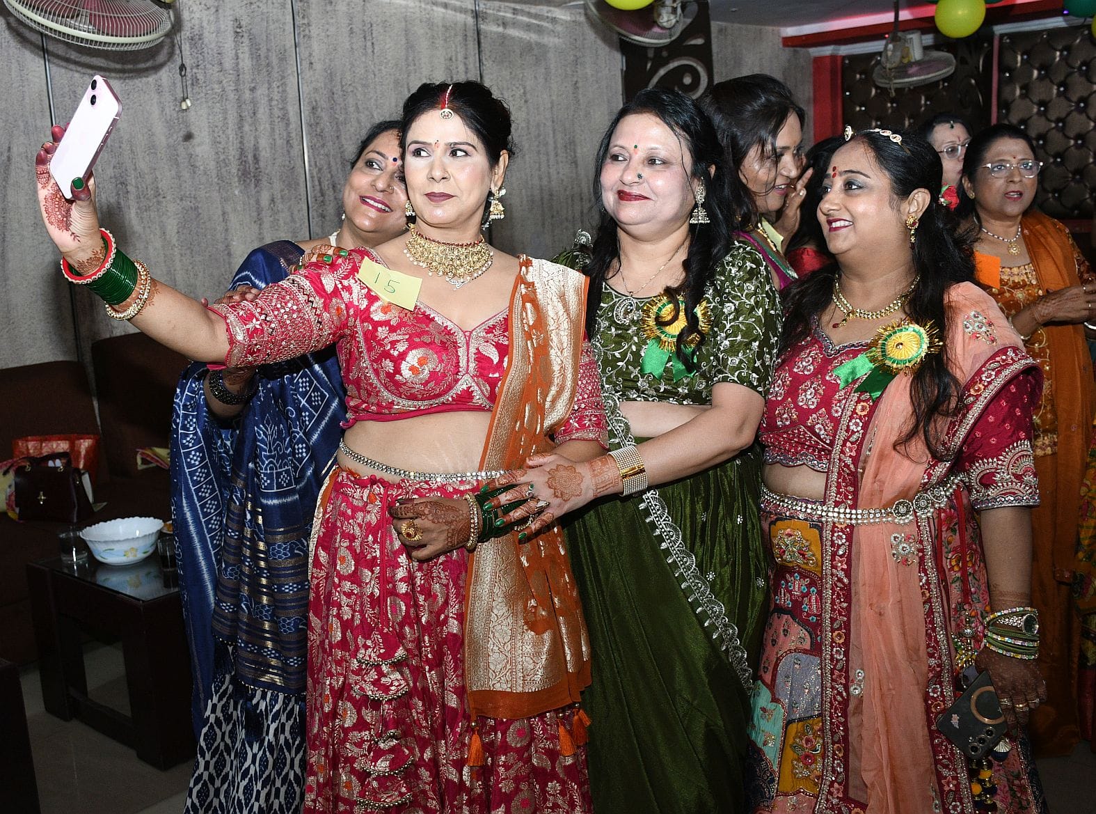 चिनहट के गेस्ट हाउस में हुए तीज उत्सव में शामिल महिलाएं। चिनहट के गेस्ट हाउस में हुए तीज उत्सव में शामिल महिलाएं।