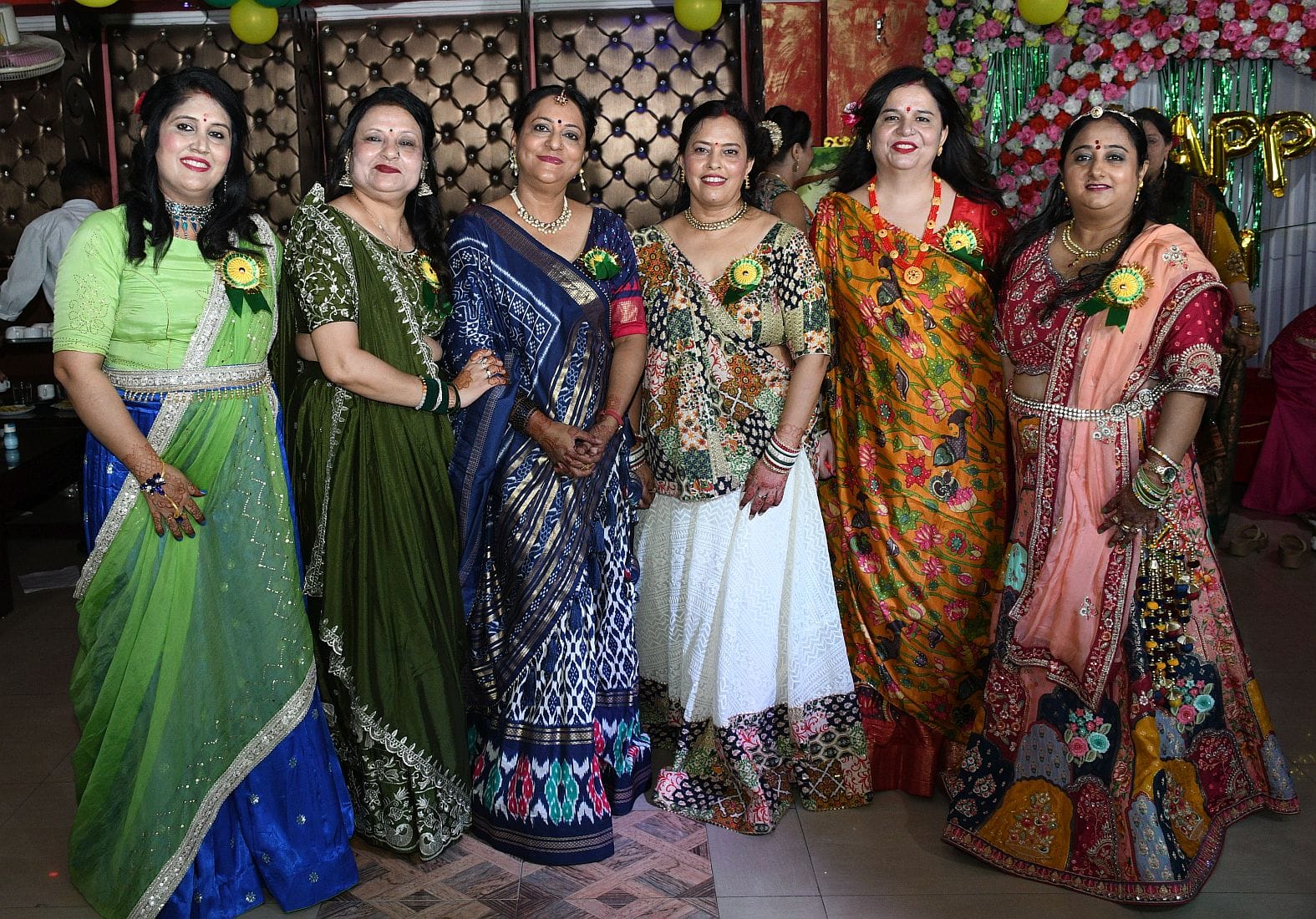 चिनहट के गेस्ट हाउस में हुए तीज उत्सव में शामिल महिलाएं। चिनहट के गेस्ट हाउस में हुए तीज उत्सव में शामिल महिलाएं।