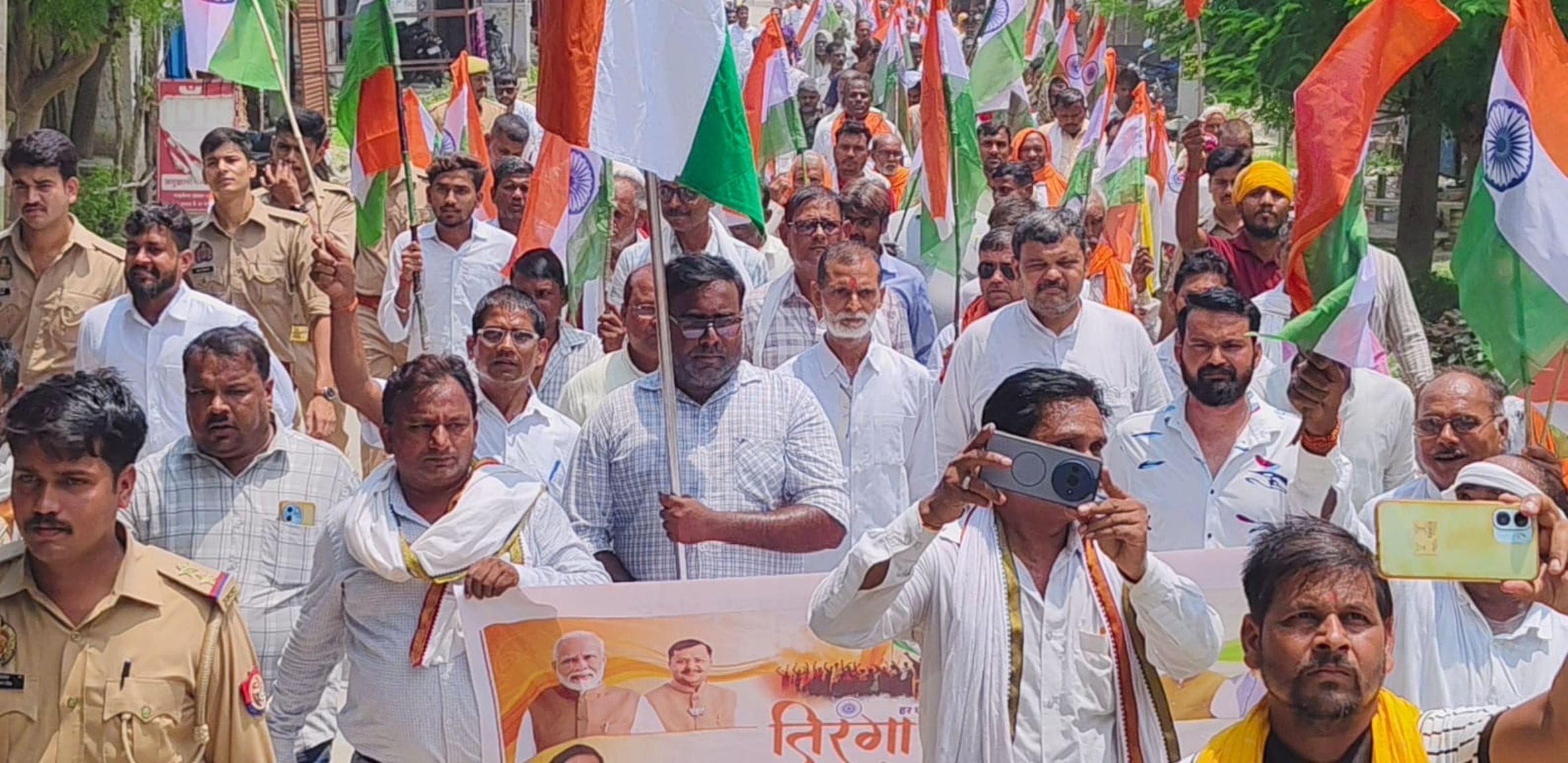 डीह कस्बा में तिरंगा यात्रा निकालते जिला सहकारी बैंक के अध्यक्ष विवेक विक्रम सिंह और साथ में भा