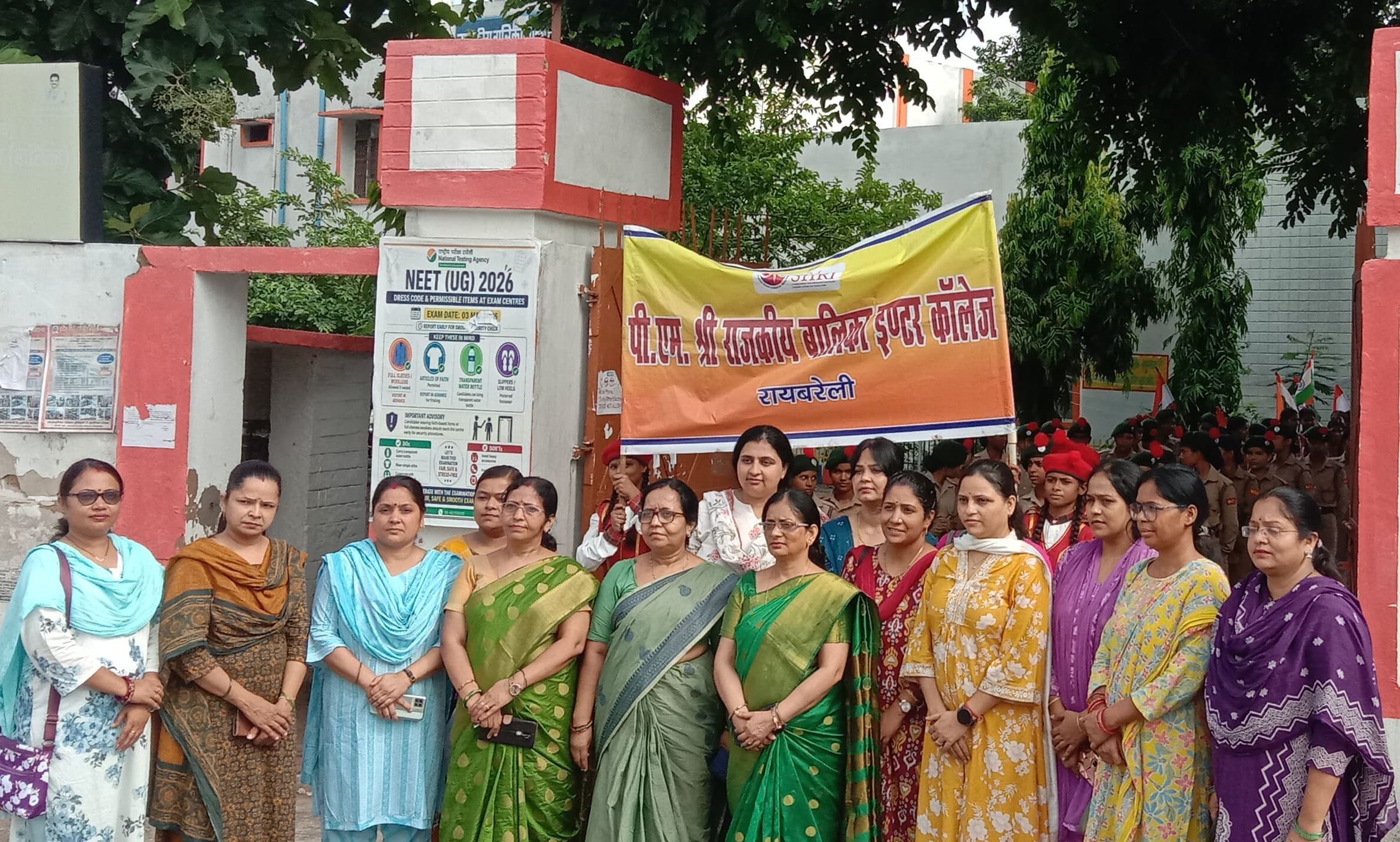 डीह कस्बा में तिरंगा यात्रा निकालते जिला सहकारी बैंक के अध्यक्ष विवेक विक्रम सिंह और साथ में भा